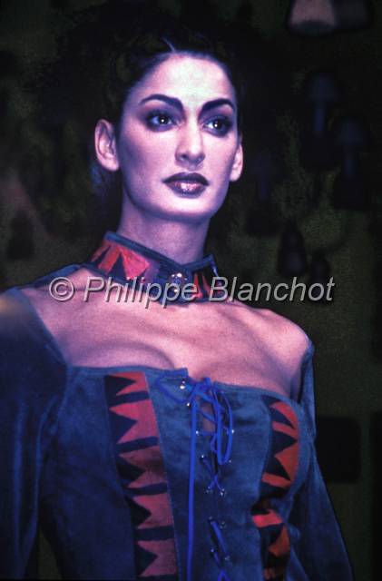 mode 33.JPG - Défilé Katoucha 1996Buddha bar, Paris, France